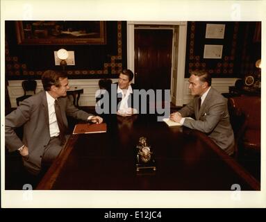 Febbraio 24, 2012 - Il presidente Reagan incontra il Vice Presidente George Bush e il Segretario di Stato Alexander Haig trattato in camera, secondo piano Residence, come Haig relazioni sul viaggio all'estero. Foto Stock