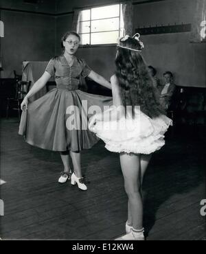 Febbraio 24, 2012 - Miss Rita Maxted pazientemente insegna Diane Jarrett l arte del balletto e danza di rubinetto mediante lettura labiale. Diane non è in grado di ascoltare la musica ma ha un eccellente senso dell'rythym. Foto Stock