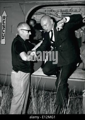 Febbraio 24, 2012 - Roma, Agosto 1966 - Il film festival in Taormine, terminato e i premi ''David di Donatello'' sono stati consegnati agli attori. mostra fotografica di attore americano Yul Brynner arriva a Taormine. Foto Stock