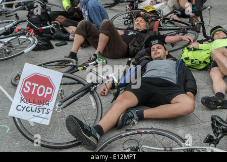 Londra, Regno Unito. 21 maggio 2014. I dimostranti si sono riuniti in Elephant and Castle per contrassegnare il decesso di un ciclista la scorsa settimana Credito: Zefrog/Alamy Live News Foto Stock