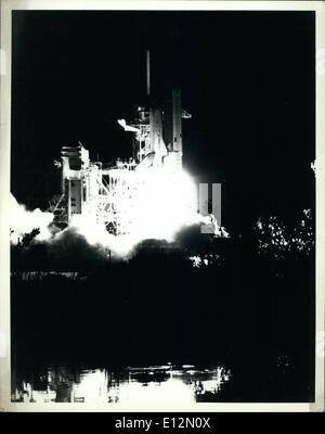 Febbraio 24, 2012 - ruggito il decollo dal Kennedy Space Center, Fla., lasciando una scia di fuoco e fumo nella sua scia lo Space Shuttle Challenger tuona modo dai complessi di lancio 39A lungo il tragitto per il suo sesto viaggio nello spazio. La dimensione del record equipaggio di sette è guidata dal comandante Bob Crippen, che sta facendo il suo quarto viaggio nello spazio a bordo di una navetta, e Sally Ride, la prima donna americana nello spazio rendendo il suo secondo viaggio a bordo di un bus navetta. Foto Stock