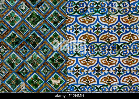 Due differenti azulejos tradizionali tipiche piastrelle di ceramica disegni affiancati Palacio Nacional da Pena Sintra Portogallo Europa Foto Stock