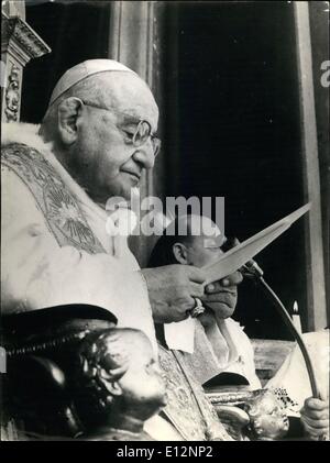 Febbraio 24, 2012 - Roma, Aprile 1963 - Sua Santità il Papa Giovanni XXIII. pronunciata la benedizione papale ''Urby in orbite per il mondo e per la folla, arrivati da tutte le parti del mondo per vedere la sua e di avere la sua benedizione. Foto Stock