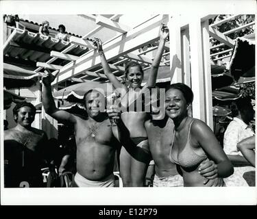 Febbraio 24, 2012 - baldoria durante il carnevale - Sidewalk Cafe Rio De Janeiro, Brasile ESS. Foto Stock