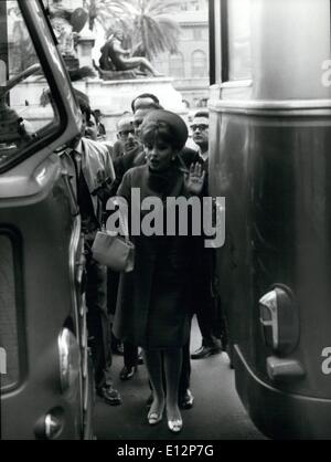 Febbraio 24, 2012 - ROMA, Aprile 1967 - attrice italiana Gina Lollobrigida e attore francese Jean SOREL è andato alla corte per il processo di appello. Essi sono accusati di lavorare nel film ''Le bambole'' (le bambole), in una scena considerato immorale dalla Corte. O la prima Corte ha condannato a due mesi di reclusione. Po- Gina Lollobrigida è passante tra due bus fuori dalla Corte. Foto Stock