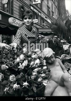 Febbraio 24, 2012 - ROMA, Aprile 1967 - bellissima attrice Gina Lollobrigida è stata lieta ospite di ''Via Veneto'' quando il Assocciation di Via Veneto amici hanno preparato la mostra delle aiuole fiorite lungo Via Veneto. Foto Stock