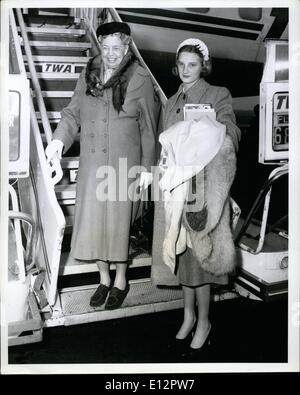 Febbraio 24, 2012 - Edoardo Vianello aeroporto, N.Y., 11 marzo - Sig.ra Eleanor Roosevelt, ex First Lady e la sua nipotina Nina Roosevelt, 16, prepararsi a bordo di un TWA Jetstream a Roma per la prima tappa di un tour all'estero tornando ai membri il 10 aprile. Nina è la figlia di John A. Roosevelt di Hyde Park, N.Y. Foto Stock