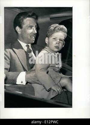 Febbraio 24, 2012 - Battesimo giorno Lord Snowdon siede il suo figlio, il Visconte Linley, sul suo giro, come lui e la principessa Margaret guidato da Kensington Palace a Buckingham Palace, London, oggi 13 luglio per il battesimo della loro bambina, signora Sarah Armstrong Jones. Il bambino è nato il 1 maggio. stava battezzando la signora Sarah Frances Elizabeth dal Decano di Westminster, il dottor Eric Abbott, nella cappella privata a Buckingham Palace. Foto Stock