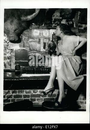 Febbraio 25, 2012 - Shirley luci Burniston la sua sigaretta da una candela bloccata in posizione sulla parte superiore del cranio. Sulla parete dietro sono souvenir lasciato dai clienti tra cui una banconota americana. Foto Stock