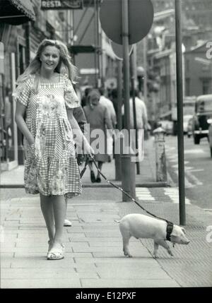 Febbraio 25, 2012 - Il maiale con la bella escort, 26 anno vecchio birraio di Elizabeth, prende una passeggiata verso il basso la Kings Road, prima della sua Foto Stock