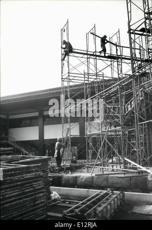 Febbraio 25, 2012 - Nuovo Palazzo Imperiale in costruzione, Tokyo: Il nuovo Imperial Place, ora in costruzione, sarà completato il prossimo autunno. Il vecchio Palazzo è ora parzialmente demolita e si pensa che essa è troppo piccola per accogliere i visitatori stranieri. Il piano per il nuovo palazzo era stata a lungo discussa ed infine la costruzione è stata iniziata accanto alla casa imperiale. Foto Stock