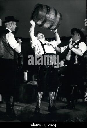 Febbraio 25, 2012 - Il Campione del Mondo in determinati di barili. I driver di birra delle grandi fabbriche di birra di Monaco di Baviera si è riunito il 5 maggio, la Birreria giorno del Festival 1963, per la canna tradizionale ascensore. Sei veri uomini bavarese ha cominciato con il sollevamento di 25 litri di barili (47 kg). Che potrebbero essere raggiunti tutti. Il 50 litro canna (88 kg) è stato revocato solo da Johann Schneider e da questa ha vinto il Campionato del Mondo nella canna del cilindro sollevatore. Keystone foto del 6 maggio 63. Foto Stock