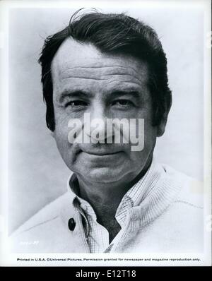 Febbraio 24, 2012 - Walter Matthau gioca il ruolo in ''Pete 'n' Tillie. di un marito erranti. ''Pete 'n Tillie. stelle cameriere Matthas e Carol Burnett, e co-star Geraldine Page, Barry Nelson e Rene Auberjonois. La commedia-dramma è stato diretto da Martin Ritt dal produttore Julius J.'s sceneggiatura basata sul Peter De Vries novella","della strega il latte. Foto Stock