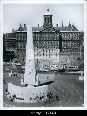 Febbraio 25, 2012 - Amsterdam la piazza Dam con il Palazzo Reale e il Monumento ai Caduti in Guerra è un popolare luogo di incontro per giovani turisti durante l'estate, ma questa foto rispecchia il suo aspetto non affollate durante il 'altra stagione' quando gli americani possono tranquillamente godere la città e ''un giorno sulla casa in sorprendente Amsterdam. Foto Stock