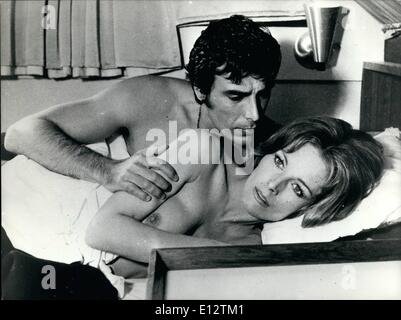 Febbraio 24, 2012 - affascinante attrice francese Anita Strindberg e attore americano George Hilton sono la riproduzione di due ruoli amorevole nel film " La Baia'' (provvisory titolo) che conta la storia di una giovane donna e suo marito in una drammatica giornata in un deserto bay. Mostra fotografica di Anita Strindberg e George Hilton. Foto Stock