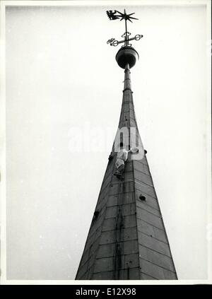 Febbraio 25, 2012 - Karl Guenther a Norimberga sulla sommità di 76 metri di altezza St.Lorenz-Church. Foto Stock