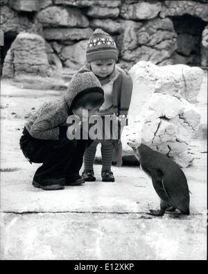 Febbraio 26, 2012 - e qual è il tuo nome ? Little Nicky Irving di tre anni, guardato da 3-year-old Jemma piuttosto, sembra essere dicendo a questo pinguino ''qual è il tuo nome " questi due a ts era su una assegnazione di modellazione al cheesing-ton zoo. Foto Stock