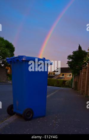 Blue il riciclo bidone con ruote Foto Stock