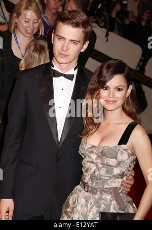 21 maggio 2014 - Rachel Bilson è incinta e aspetta il suo primo figlio con il fidanzato Hayden Christensen. Il giovane ha iniziato dating nel 2007 dopo un incontro sul set di ponticello. Il co-stars sono fidanzati nel dicembre 2008 ma lo ha chiamato in agosto 2010, solo di riconciliare tre mesi più tardi. Nella foto - 3 Maggio 2010 - New York New York, Stati Uniti - Attore Hayden Christensen e attrice Rachel Bilson presso il Met è di nuovo mostra 'donna americana: la realizzazione di una identità nazionale' (credito Immagine: © Nancy Kaszerman/ZUMA filo/ZUMApress.com) Foto Stock