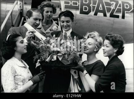 Febbraio 25, 2012 - Il giglio della valle di Jacqueline Francois Henri Decker, il famoso compositore francese e il cantante, appena composto un nuovo brano ''Premier Muguet" (prima il giglio della valle) dedicata a sua moglie, la famosa cantante Jacqueline Francois, ora in un tour in America. Il giglio della valle è il fiore di primavera che, secondo il francese personalizzato, viene offerto il giorno di maggio per buona fortuna.Il 1 maggio è anche il giorno di San Jacqueline. OPS:- Trevor Howardhand un giglio della valle per una hostess a Orly da prendere a. Foto Stock