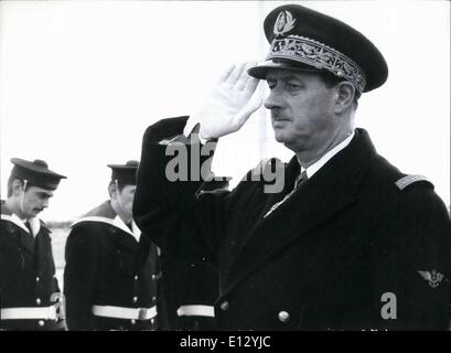 Febbraio 25, 2012 - Francese ammiraglio Philippe De Gaulle in visita ad Amburgo: comandante dell'atlantico francese della Marina, Ammiraglio Philippe De Gaulle, chi è il figlio del defunto presidente francese Charles De Gaulle, conduce un francese di formazione marina che attualmente le visite della città di Amburgo, Germania Ovest. La marina rimarrà per tre giorni. La foto mostra l'ammiraglio posteriore Philippe De Gaulle arrivando ad Amburgo. Foto Stock