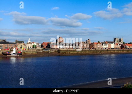 Kings Lynn, Quayside, della città e delle dogane Custom House, Norfolk, vista sul fiume Ouse da West Lynn Inghilterra PANORAMICA DEL REGNO UNITO Foto Stock