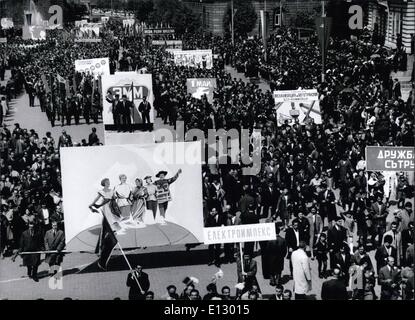 Febbraio 25, 2012 - giorno di maggio in Bulgaria 1967 : durante il lavoro di persone la dimostrazione. Foto Stock