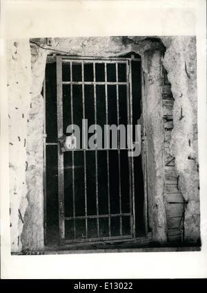 Febbraio 25, 2012 - la prigione di Socrates; a breve distanza dall'Acropoli stabilisce un antica grotta - scavate nel centro di un enorme roccia. Si tratta di una grande stanza quadrata con un'altra camera interna in corrispondenza della parte posteriore. Bloccato un cancello di ferro copre l'ingresso della caverna. Questa è la prigione in cui antichi ateniesi imprigionato Socrate il mondo più famoso filosofo (469-399 b.c) la prigione che è stato riparato e modernizzato nel corso dei secoli si trova in un piccolo bosco dal quale una meravigliosa vista sull'Acropoli è ottenuto. La foto mostra l'entrata del carcere è chiuso da un bloccato cancello di ferro. Foto Stock