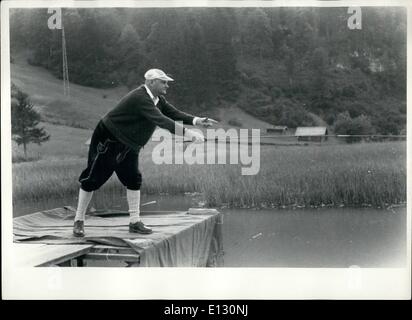 Febbraio 26, 2012 - American tedesco Festival di Rifle-Men a Garmisch: il primo tedesco festival americano di fucile-moglie armi da fuoco era tenuto a Garmisch in settembre XII e XIII, 1953. Per questo scopo l'esercito americano ha messo a disposizione del fucile-man 20.000 cartucce.Tutti i tipi di fucile ci sono stati anche questi che era stato nascosto sin dalla fine della guerra. Essi ere le riprese a una distanza di 130 metri, Freehand-tiro su bersagli, in miniatura-tiro a segno e le pistole, ma anche del tiro a volo. I rappresentanti di ben noti fucile bavarese-uomini club, American ufficiali e G.UI Foto Stock