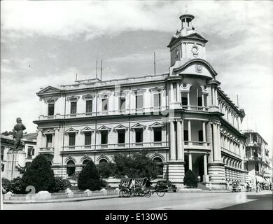 Febbraio 26, 2012 - Macao Post Office. Sorge nella piazza principale e sulla sinistra si trova la statua di Col. Vicente Nicolau de Mesquita , uno degli eroi di Macao della storia. Foto Stock