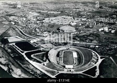 Febbraio 26, 2012 - Preparazione per i Giochi Olimpici Invernali del '72. I preparativi per la XI Giochi Olimpici Invernali a Sapporo, Giappone che si apre il 3 febbraio 1972 sono costantemente progredendo come siti per i 35 eventi prendono forma nell'isola più settentrionale del Giappone di Hokkaido. Sapporo, l'isola della città principale ospiterà i Giochi, che sarà la prima edizione dei Giochi olimpici invernali che si sia mai tenuto in Asia. Le foto mostrano i vari siti per diversi eventi:- La velocità Makomanai pista di pattinaggio (in primo piano) e Makomanai indoor pista di pattinaggio (sfondo). La costruzione ha inizio nel maggio del 1969, ed è quasi completato. Foto Stock