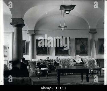 Febbraio 26, 2012 - Greenwich Palace. Officer studenti rilassante a loro agio ante-room. Sulle pareti sono dipinti ad olio del re George VI, con a sinistra l'Ammiraglio Tovey e diritto, l'Ammiraglio Cunningham. Foto Stock