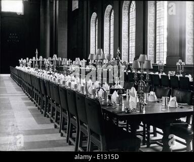 Febbraio 26, 2012 - Greenwich Palace; due delle tabelle nella sala dipinta, che ora viene utilizzato come mensa ufficiali della Naval College. All'estremità più lontana della prima tavola è una replica di argento, della Colonna di Nelson, La quercia i tavoli e le sedie sono state fatte da travi in legno fornite dalla vecchia barca casa in Portsmouth Dockyard e candelieri in argento sono stati presentati dal Ministero della Marina e sono copie dei Queen Anne argento nei governi H.K. possesso. Foto Stock