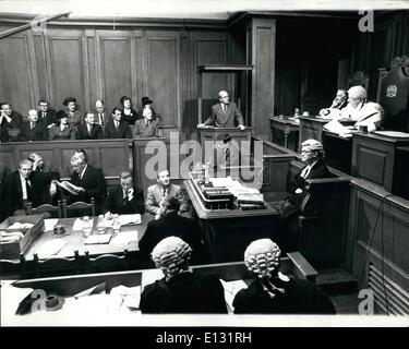 Febbraio 26, 2012 - Foto mostra una scena del film che mostra la replica esatta del n. 1 aule di tribunale come Christine (Richard Attenborough) nella casella facce del giudice il sig. giustizia Lewis(Andre Morell) Foto Stock
