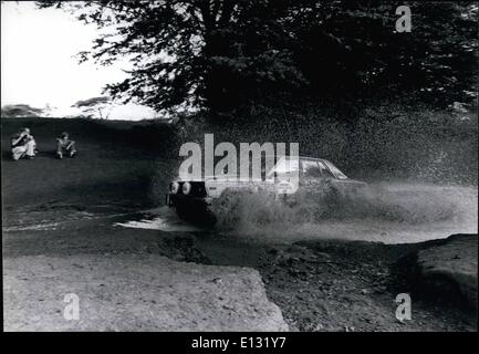 Febbraio 26, 2012 - East African-nato di Shekhar Mehta nel suo Datsun 160J tenuto quasi una leadership inattaccabile da uno stadio precoce della terza gamba della rottura auto Rally Safari ed è tornato a casa per la sua seconda vittoria di successive dopo lavaggio off la polvere della secca-mai Safari prendendo derive come questo a velocità tonante. Foto Stock