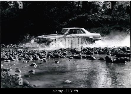 Febbraio 26, 2012 - Andrew Cowan, famosa in tutto il mondo rally scozzese driver nella sua Mercedes 450 opere SLC modello assume un punzone in corrispondenza di velocità in più secchi mai Rally Safari dopo che conduce in una parte della strada sul 5.500 chilometro percorso. Errore per assale con tutte le Mercedes, tuttavia, rivolto la loro super investimenti in questo anno del foro di sfiato nella sconfitta per mano del giapponese Datsun team. Egli ha perso tempo in ritardo la terza gamba quando i bulloni sheered sulla sua ruota posteriore e ne è venuto fuori - ed egli solo poteva finire il sesto posto. Foto Stock