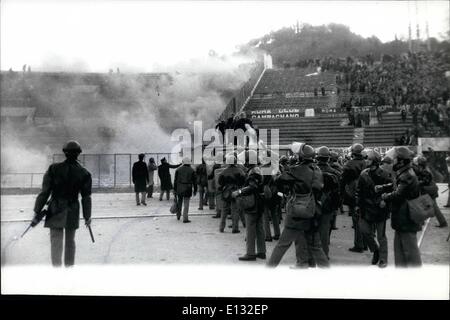 Febbraio 26, 2012 - Roma, 12-1-75. Gravi disordini scoppiati tra tifosi e polizia durante il professionista italiano campionato di calcio a Roma tra la Juventus (team di Torino e Roma PBC provocati dalla decisione dell'arbitro. OPS: Polizia utilizzare bombe di gas lacrimogeno per disperdere la folla. Foto Stock