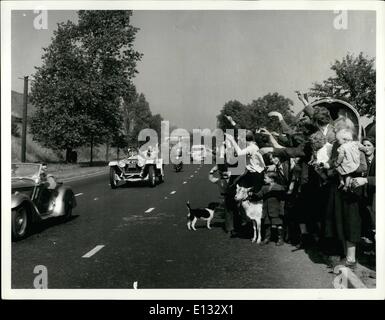 Febbraio 26, 2012 - Una famiglia zingara, completare con il cane e la capra, saluta i partecipanti all'anglo-americano auto Vintage Rally dalla loro strada caravan park vicino a Durham. Il caricamento di auto qui è un 1914 Stuts Bearcat pilotato da A.J. Koveleski, di 331 Adams Avenue, Scranton, Pa. Il rally che dura dieci americani e dieci automobili inglesi attraverso alcune delle zone più pittoresche della Gran Bretagna, è sponsorizzato congiuntamente dalla British viaggi e vacanze associazione e il Vintage Sport Automobile Club di Gran Bretagna, Foto Stock