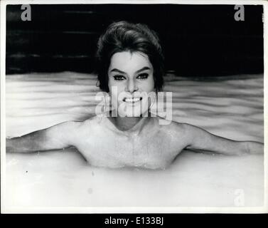 Febbraio 26, 2012 - Belinda Lee prende un bagno in latte: schermo britannico star Belinda Lee che ha colpito i titoli con la sua storia d amore con il Principe Orsini è la stella del nuovo film italiano ''Messalina'' in cui interpreta la moglie di Nero completare con il bagno nel latte scena. Mostra fotografica di Belinda Lee visto durante il bagno in latte scena il tipo di vasca da bagno che è sempre riservata per le stelle. Foto Stock