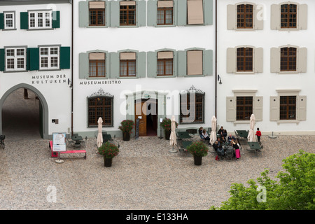 Munster Platz, turisti gustando un drink al di fuori dei musei di bistro, vecchio Basilea, Svizzera Foto Stock