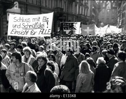 Febbraio 26, 2012 - Dimostrazione contro sniffery: più di 35 000 persone hanno dimostrato per l' abolizione della polizia politica di Berna/Svizzera sabato 4 marzo 1990. Teh banner dire: ''Stop sniffery e niggard. Insight per i file per tutti ''e'' che fa un censimento vuole spiare le persone' Foto Stock