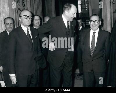 Febbraio 26, 2012 - i negoziati per risolvere la crisi di Malta hanno seguito oggi a Roma a Villa Madama. La foto mostra da sinistra Gran Bretagna il segretario alla difesa Lord Carrington, il Segretario Generale della Nato Jospeh Lun e il premier maltese Dom Mintoff. Foto Stock