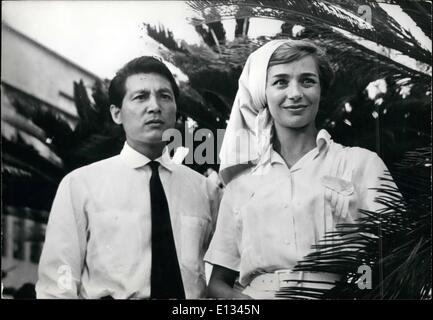 Febbraio 26, 2012 - Cannes Film Festival. Il film francesi comitato di selezione aveva inizialmente scelto di Hiroshima, il mio amore per essere mostrato al Cannes Film Festival. Vi è stata una forte polemica circa questa produzione e non è ancora noto se il film verrà mostrato o non. OPS: una scena del film con i due personaggi principali del film, l'attore Giapponese Okada e l'attrice francese Emmanuelle Riva. Aprile 21st. Foto Stock