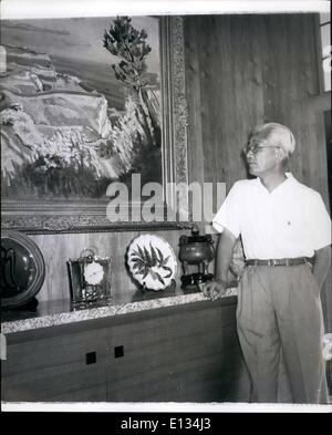 Febbraio 28, 2012 - Il Sig. Fujiyama fotografata accanto a uno dei suoi propri dipinti a casa sua a Tokyo. A casa con il Giappone del ministro degli Esteri - artista e il ciclista: 60-anno-vecchio Aiichi Fujiyama, ministro giapponese degli Affari, è uno degli uomini più ricchi in Giappone che gli permette di indulgere il suo hobby della raccolta di dipinti e altre opere d'arte. Egli possiede una delle migliori collezioni private di opere di moderni pittori olio, sia di Oriente e Occidente in Giappone Foto Stock