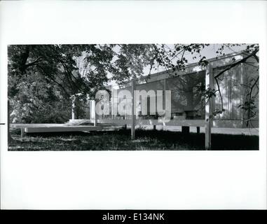 Febbraio 26, 2012 - gigante della Skyline: Mies Van Der Rohe: Farnsworth House, residenza privata Plano, Illinois, progettato da Miss Ludwig van der Rohe. Sottolineando i piani orizzontali di patio, il pavimento e il tetto, Mies-progettato house è una camera con cucina-bagno-camino core. Foto Stock