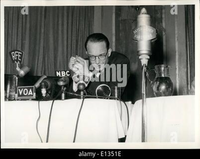 Febbraio 26, 2012 - Associated Press correspondent William Oatis impostato in libertà: Centrary a tutte le aspettative, AP correspondent William Oatis era sorprendentemente dischrarged dal Primo ministro ceco Zapotocky. Il discarico è entrato in vigore il Sabato, 16 maggio 1953. Nel luglio 1951, William Oatis era stato condannato a dieci (10) anni di prigione, a causa di presunte spionaggio. Sabato, 16 maggio 1953, pochi minuti dopo la mezzanotte, William Oatis attraversato il ceco confine tedesco. Egli era accompagnato da noi il Vice Console il sig. Christopher A. Square e dal sig. Nat B Foto Stock