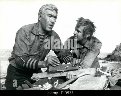 Febbraio 26, 2012 - Un grande cast di attori è all'Isola d'Elba a lavorare nel film "Rover" diretto da Terence Young e basato sul romanzo di Joseph Conrand, prodotto da Alfredo Bini. Le stelle sono Rosanna Schiffino, Anthony Quinn, Richard Johnson e Rita Hayworth. OPS: Anthony Quinn come ''Peurol'' - e Luciano Rossi in una scena del film. Foto Stock
