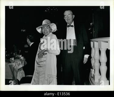 Febbraio 26, 2012 - Veterani di O.S.S. La cena la presentazione di William J. Donovan Award per l' onorevole Robert D. Murphy Maggio 18, 1977 - Grand Sala da Ballo Hotel Pierre, New York . La foto mostra il Sig. Sig.ra Saint James L. O'Tool [stato agente OSS & era il Goring's personale come consulente d'arte, è costretto a fuggire per la sua vita-ora possiede un art gallery di New York City. Foto Stock