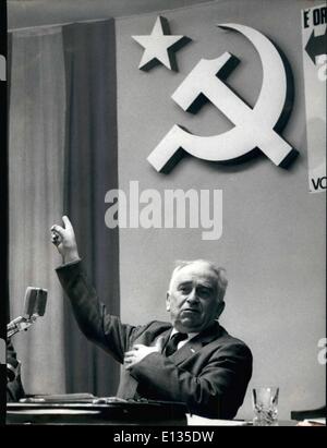 Febbraio 28, 2012 - Roma, aprile 1968. Italiano leader comunista Luigi Longo ha rivelato che lui e Kurt George Kiesinger, il democratico di Christina il cancelliere della Germania Ovest, avevano discusso tedesco e problemi europei a Roma. Allo stesso tempo Longo ha negato che i colloqui con Kiesinger è partner della coalizione, il West Il socialdemocratico tedesco, i Comunisti italiani avevano chiesto di mediare tra Bonn e il tedesco orientale comunista. OPS: leader comunista Luigi Longo durante la conferenza stampa. Foto Stock