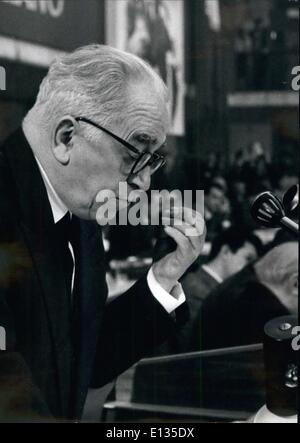 Febbraio 28, 2012 - Roma, 25-1-66. Xi il partito comunista conferenza si è aperta questa mattina presso la sala congressi di Roma. Una grande foto della fine del leader comunista Palmiro Togliatti era preminente nella hall. OPS: il PCI segretario Luigi Longo, foto di affrontare il suo discorso alla riunione. Foto Stock